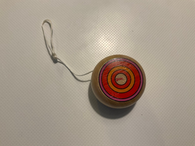 Puinen jojo , kirkkaat värit. Goki