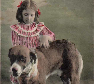LAPSI / Kiharatukkainen pieni tyttö ja suuri koira. 1900-l.