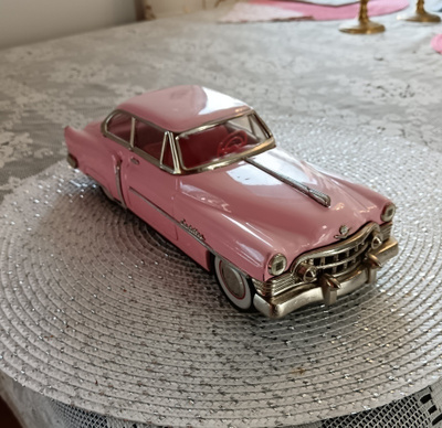 Upea 1950 luvulta oleva Cadillac  pelti auto 28 cm pitkä