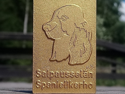 Koira merkki. Kullanvärinen, Valmistajan leimalla. Koko - 50