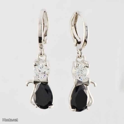 + 394 ..18k Valkokulta Duble Zircon Upeat Cat .. Korvakorut