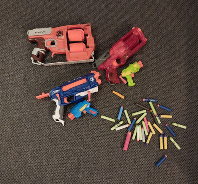 Pehmonuoliaseita 5 kpl + panoksia 32 kpl Nerf