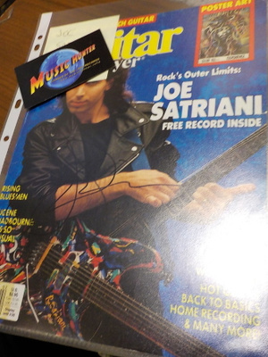 JOE SATRIANI NIMIKIRJOITUS LEHDEN KANSIKUVASSA