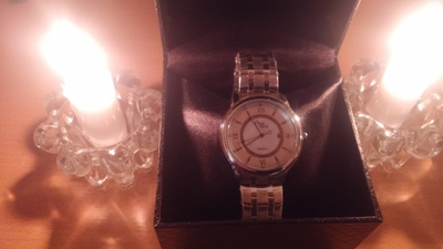 Uusi O'pal watch rannekello päivyrillä.