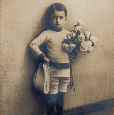 LAPSI / Suloinen pieni herrasmies neuleasussa. 1900-l.