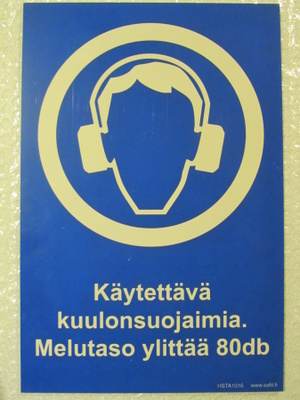 Kilpi • Käytettävä kuulonsuojaimia. Melutaso ylittää 80db