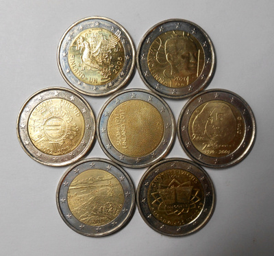 Suomi. 2€ juhlarahat, 7 erilaista kolikkoa.