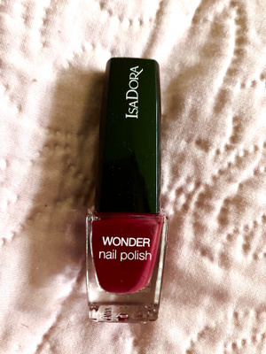 @ Isadora kynsilakka Red Plum @