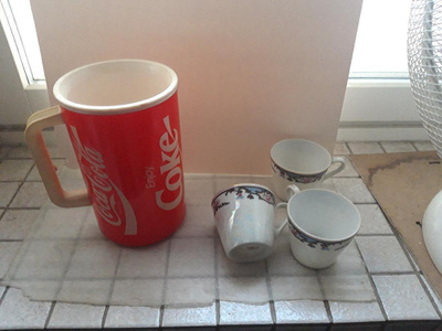 Coke termos 32oz ja kolme pientä posliinikuppia