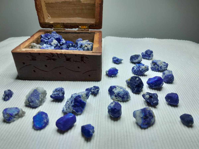 Lapis Lazuli kiteitä (latsuriitti) 102x suuri erä 1356.80 ct