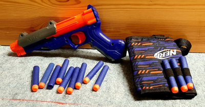Nerf pistoolin mallinen ase + panokset ja kotelo