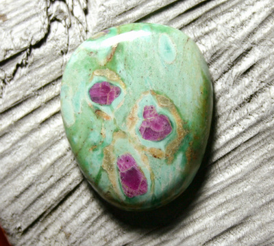 Rubiini fuksiitti 80.85 ct 40 mm cabochon Karnataka Intia