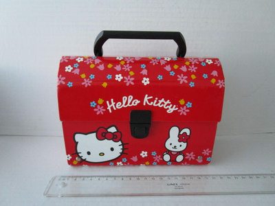 Punainen Hello Kitty salkku
