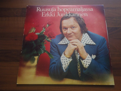 ERKKI JUNKKARINEN - RUUSUJA HOPEMALJASSA . LP