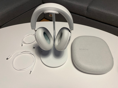 Sonos Ace -kuulokkeet ja Sanus-teline