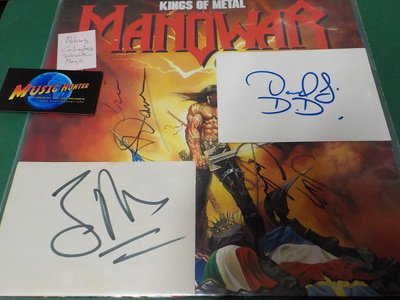 MANOWAR 4x NIMIKIRJOITUKSET levyn kannessa EI VINYYLIÄ