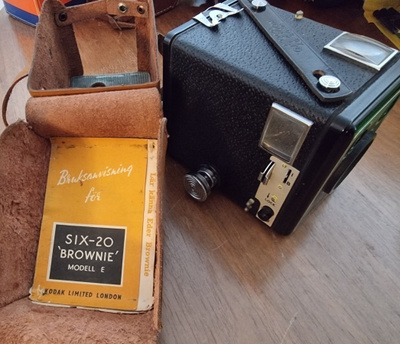 Laatikkokamera 6x6 Kodak brownie model e