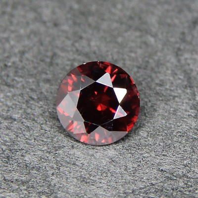 Punainen zirkoni kaikista harvinaisin väri 1.47 ct silkkiä