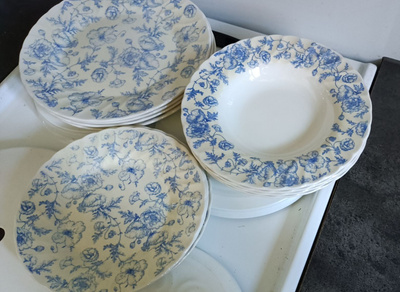 12 kpl Churchill lautaset