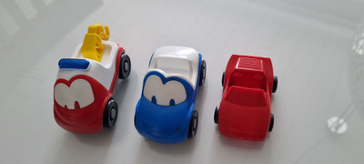 3 kpl Muovi-autoja