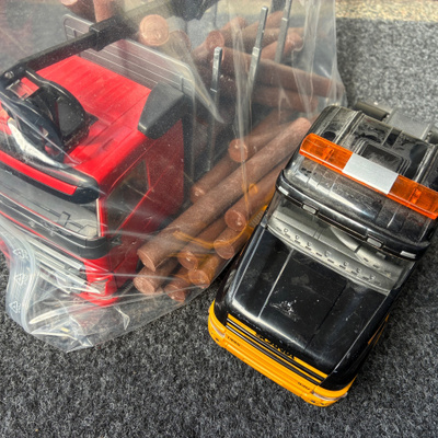 Scania kuorma-auto ja Volvo tukkiauto 1/20 EMEK muoviauto