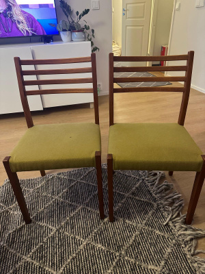 Vilka puutuolit vihreällä kangasistuimella, 1960–70-luku