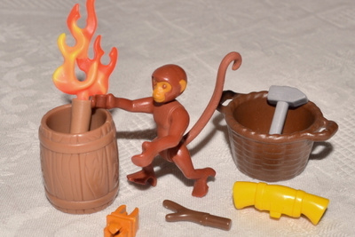 Playmobil apina, soihtu, kori, tynnyri, vasara, makuupussi..