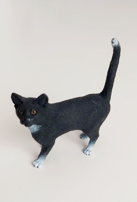 SCHLEICH-MUSTAVALKOINEN KISSA-FIGUURI