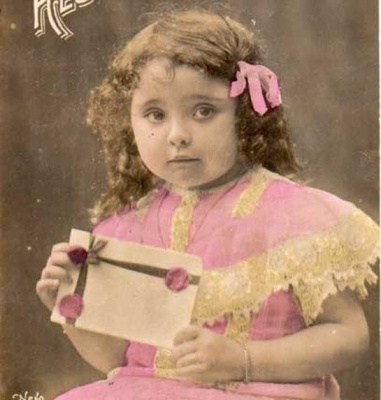 LAPSI / Suloinen pieni tyttö ja sinetöity kirje. 1900-l.