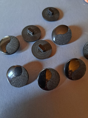 Musta kantanappi 18 mm