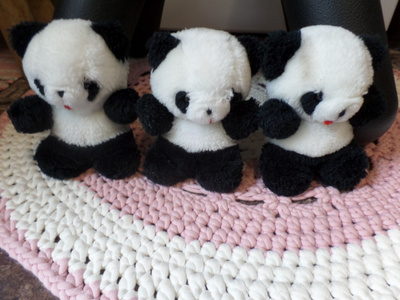 Panda-kolmoset pehmolelut.