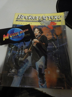 NEIL YOUNG - BROKEN ARROW - ISSUE 44 FANILEHTI