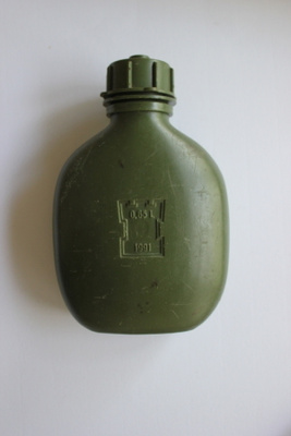 Muovinen armeijan kenttäpullo