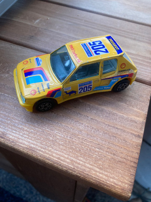 Peugeot 205 ralliauto A.Vatanen 1/43 pikkuauto.
