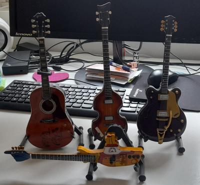 The Beatles soittimien pienoismalleja