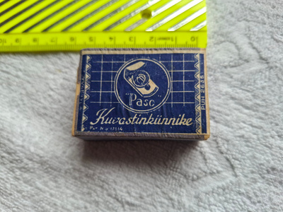Kuvastinkiinnike tuotepakkaus Paso, tuotteet mukana