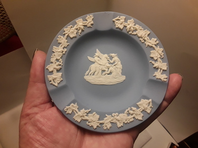 Wedgwood  koriste posliini esine.