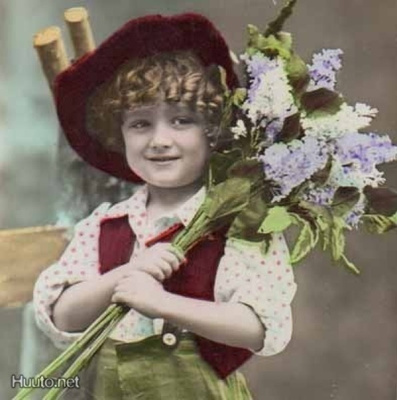 LAPSI / Kiharahiuksinen hurmuri ja sireenin oksat. 1900-l.