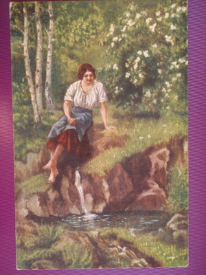 Nainen katselee metsälampea WANHA 1917