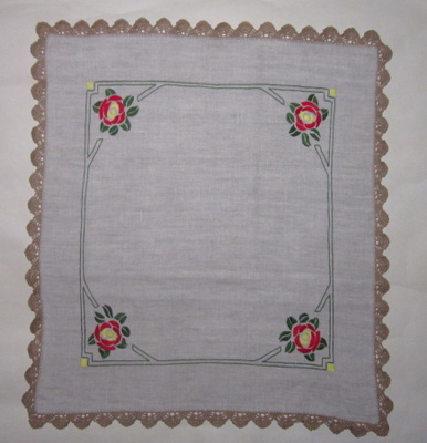 Käsinkirjailtu vanha mummolan pöytäliina 88 x 78 cm