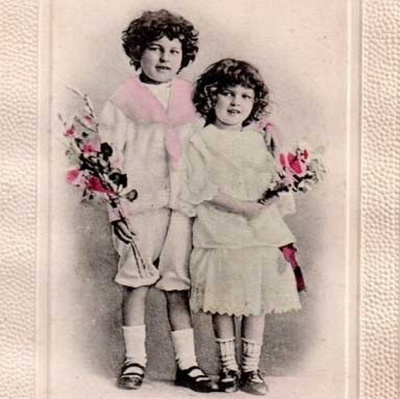 LAPSI / Röyhelömekkoinen tyttö, poika ja kukkaoksat. 1900-l.