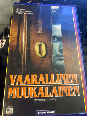 Vaarallinen muukalainen (Apartment Zero, 1988) VHS