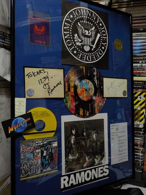 RAMONES ISO TAULU NELJÄLLÄ NIMMARILLA