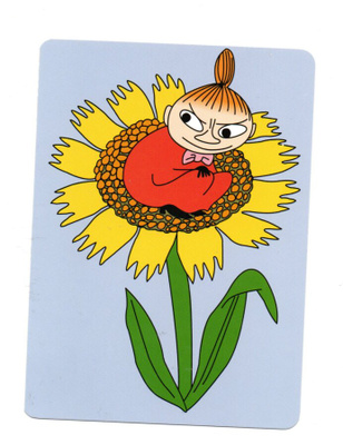 °"PIKKU MYY ISTUU AURINGONKUKASSA°" -KORTTI /Muumi