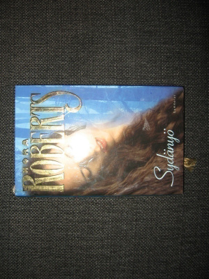 Nora Roberts : SYDÄNYÖ v.2003 kirja
