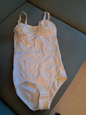 VALKOINEN BODY, KOKO 75 B