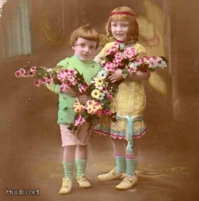 LAPSI / Pieni tyttö ja poika kukkia sylissään. 1920-l.