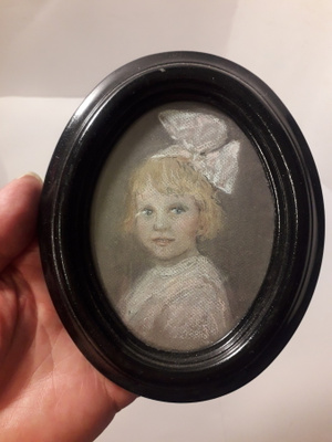 Pieni soikea miniatyyri taulu