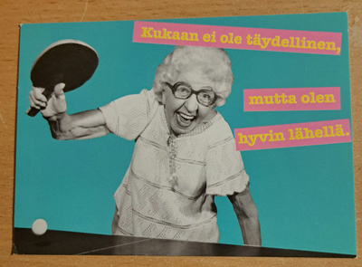seniori pelaa pöytätennistä, teksti kukaan ei ole täydelline