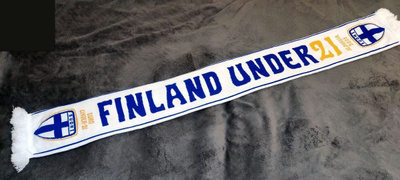 Pikkuhuuhkajat EM 2025 kaulaliina + Antti Niemi DVD-boksi